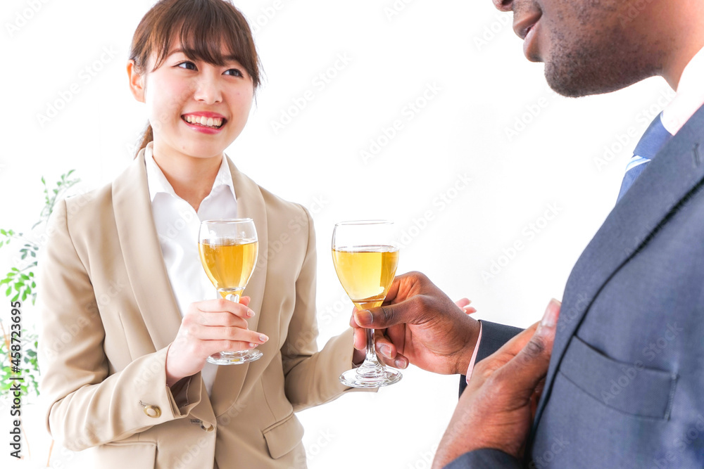 お酒を飲むビジネスパーソン お酒を飲むビジネスパーソン