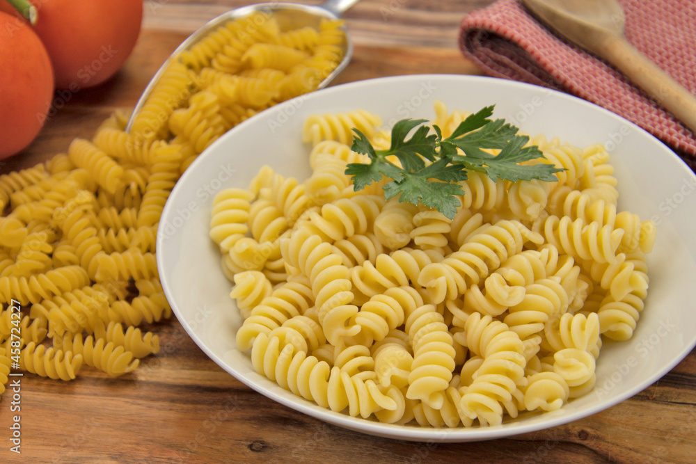 assiette de fusilli en gros plan assiette de fusilli en gros plan