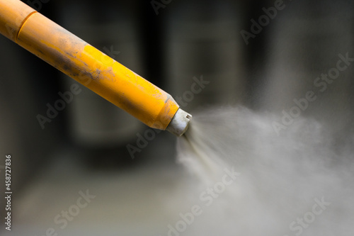 Powder coating gun tip