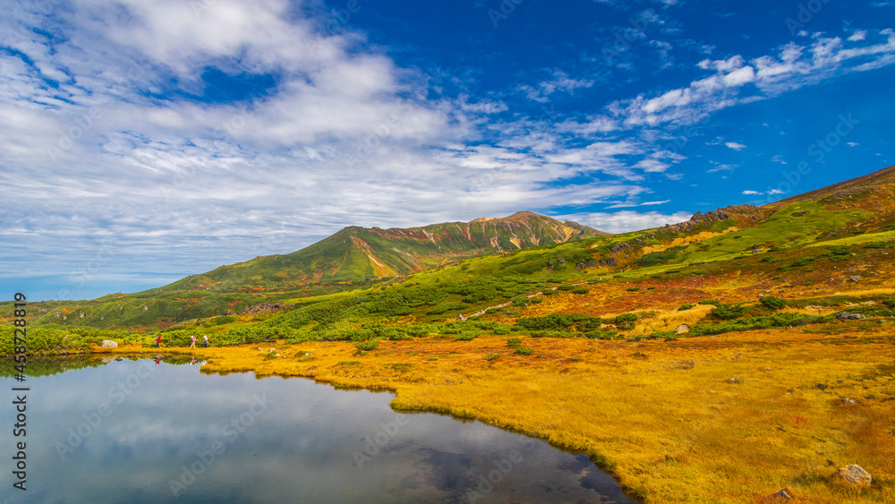 旭岳　散策路から見る鏡池と紅葉