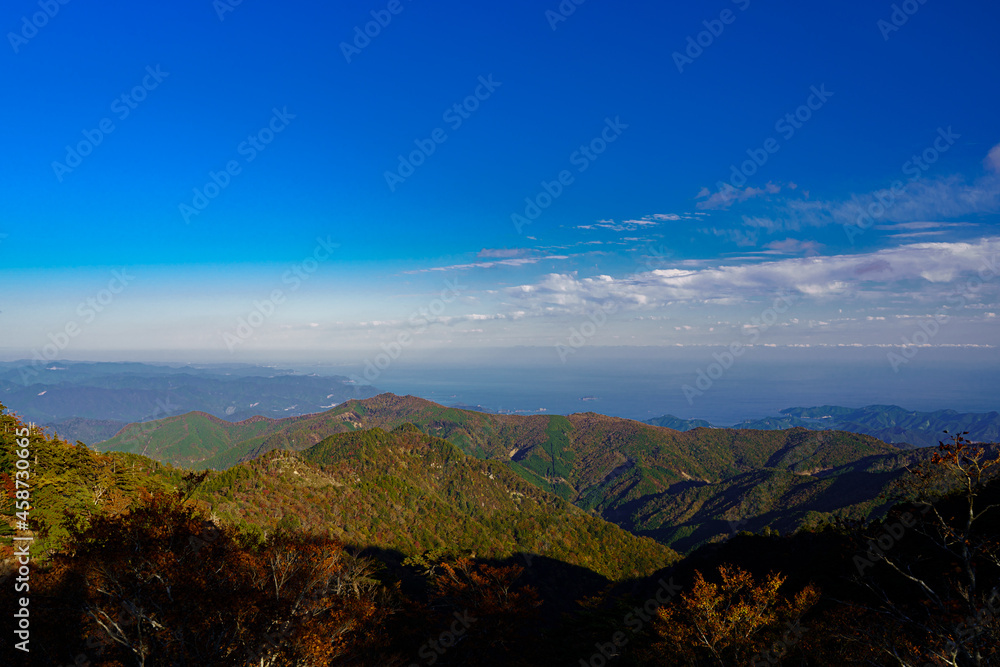 紅葉する大台ヶ原山から望む三重県方面の美しい空・雲・海
