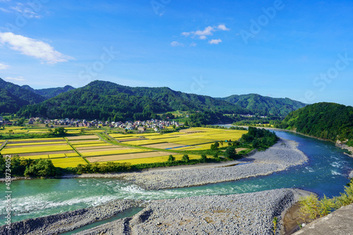 米処新潟県津南町の秋の田園風景と蛇行する信濃川