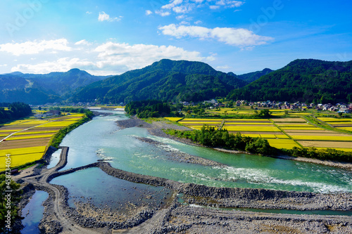 米処新潟県津南町の秋の田園風景と蛇行する信濃川