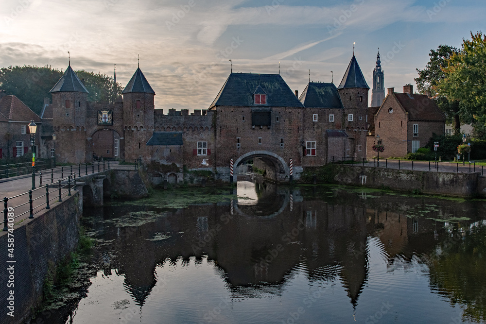 Das mittelalterliche Stadttor Koppelpoort in Amersfoort, Provinz Utrecht in den Niederlanden