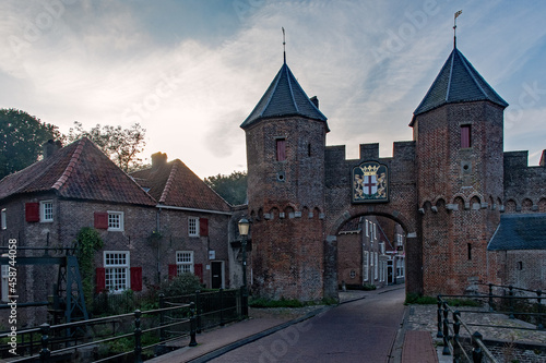 Das mittelalterliche Stadttor Koppelpoort in der Altstadt von Amersfoort in der Provinz Utrecht in den Niederlanden