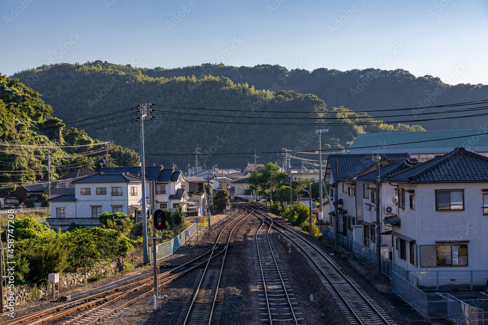 日本の山間部を通る線路 StockFoto Adobe Stock