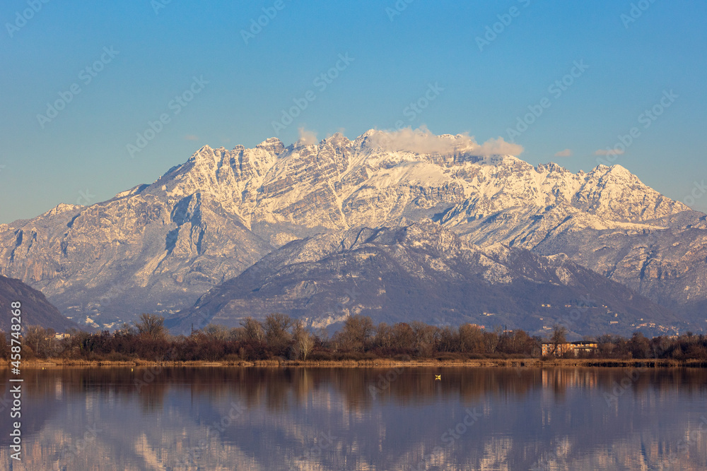 Il monte Resegone si specchia nel lago di Alserio