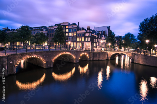 bridge over the river at night in Amsterdam © Léopold