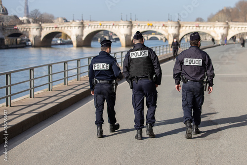 des policiers français patrouillent sur les quais de Seine à Paris pour maintenir l'ordre photo