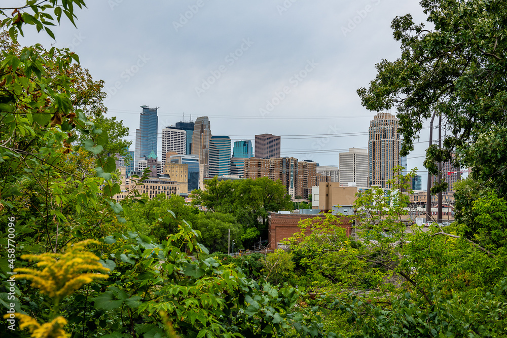 Fototapeta premium Mill Ruins Park and the Stone Arch Bridge in Minneapolis