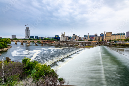 Foto The Saint Anthony Falls and Minneapolis Skyline