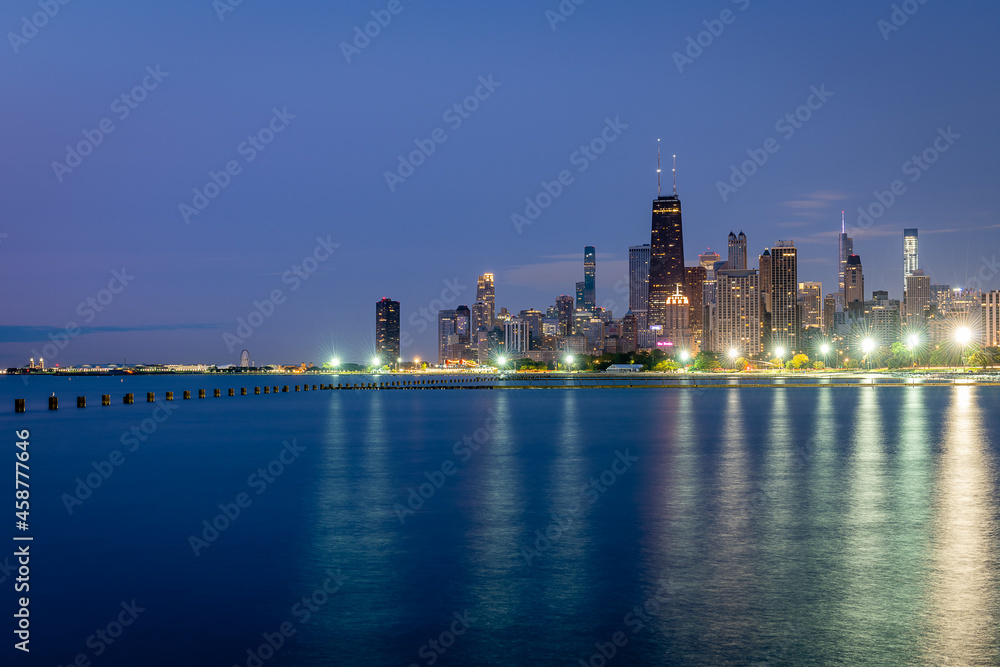 Obraz premium Views of the Chicago Skyline at Dawn