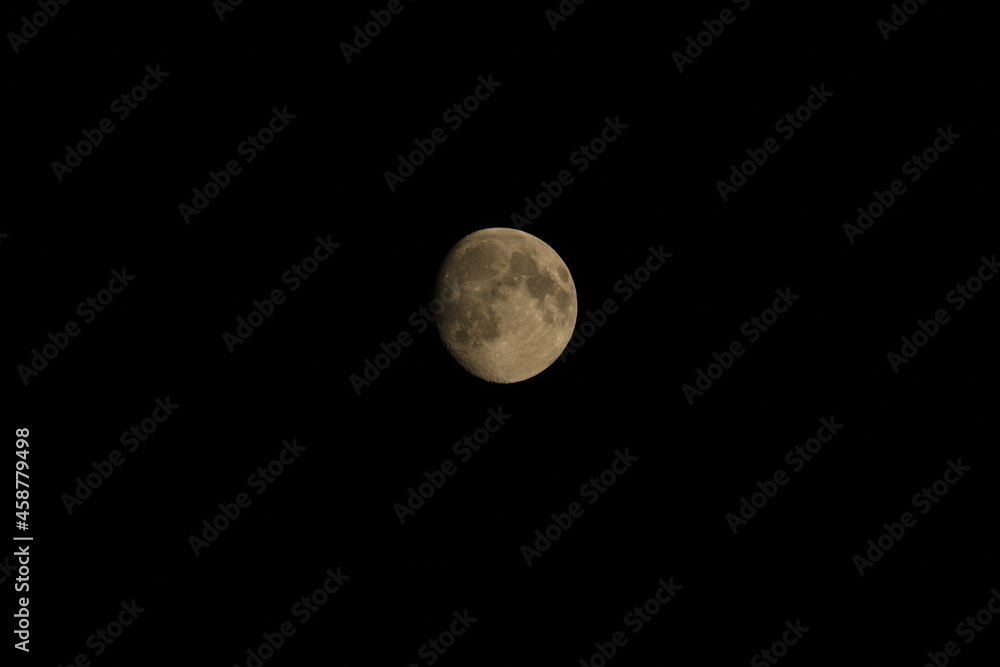 Leuchtender Mond in der Dunkelheit der Nacht Leuchtender Mond in der Dunkelheit der Nacht