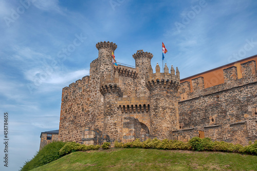 murallas del castillo templario de Ponferrada, España photo