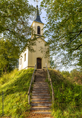 Obraz na plátne Kiensee chapel with wooden stairs surrounded by trees, Bad Heilbrunn, Bavaria, G