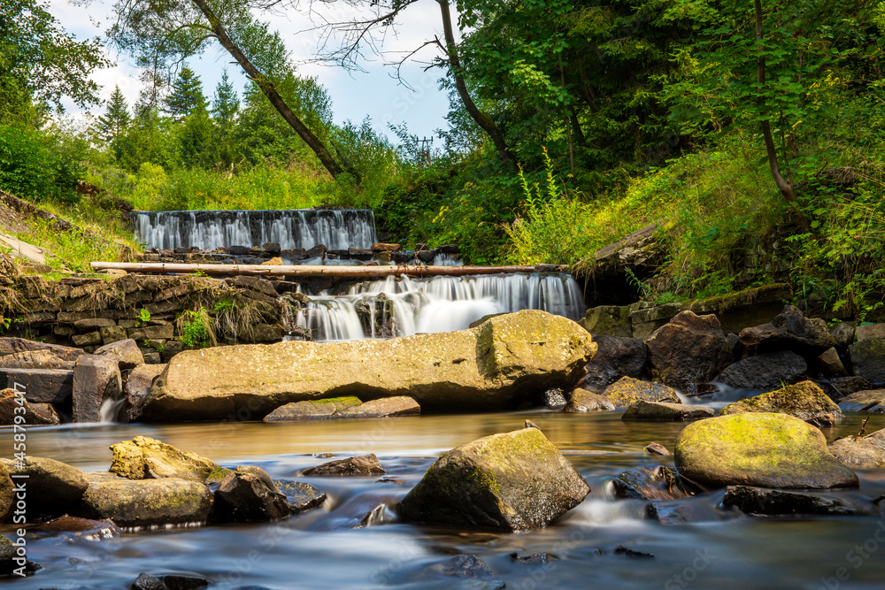 Naklejka premium Kaskady na rzece Kocierzanka w miejscowości Kocierz Rychwałdzki