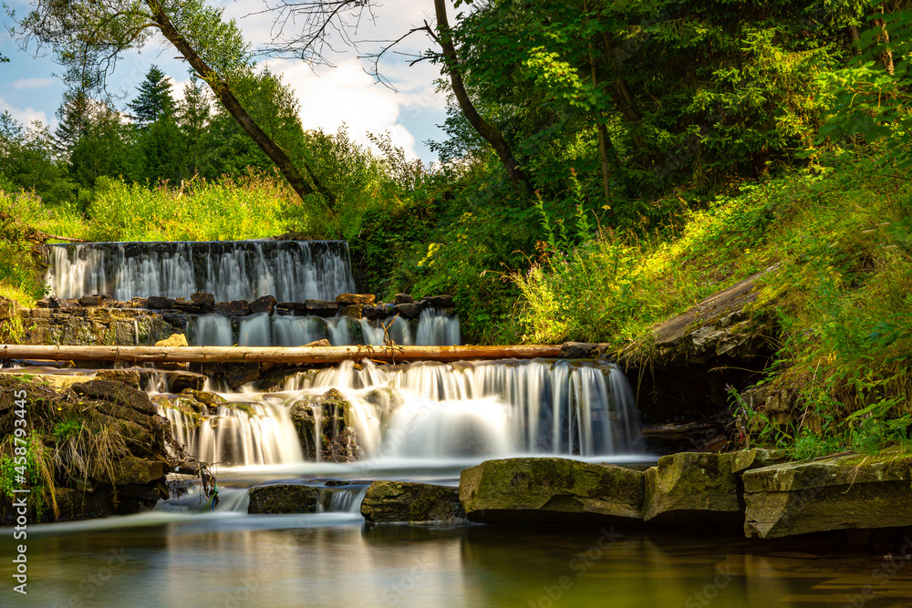 Fototapeta premium Kaskady na rzece Kocierzanka w miejscowości Kocierz Rychwałdzki