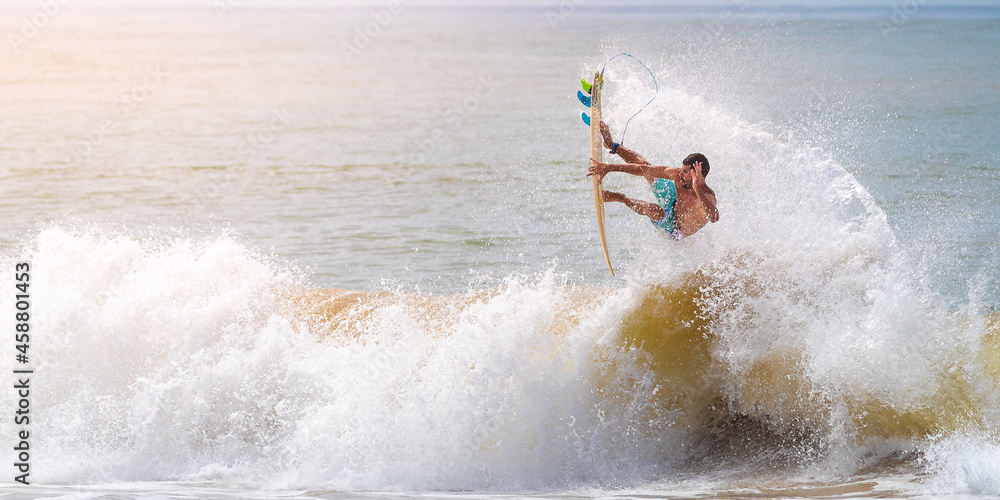 SURFISTA FAZENDO UMA MANOBRA AÉRIA RADICAL. SURFISTA FAZENDO UMA MANOBRA AÉRIA RADICAL.