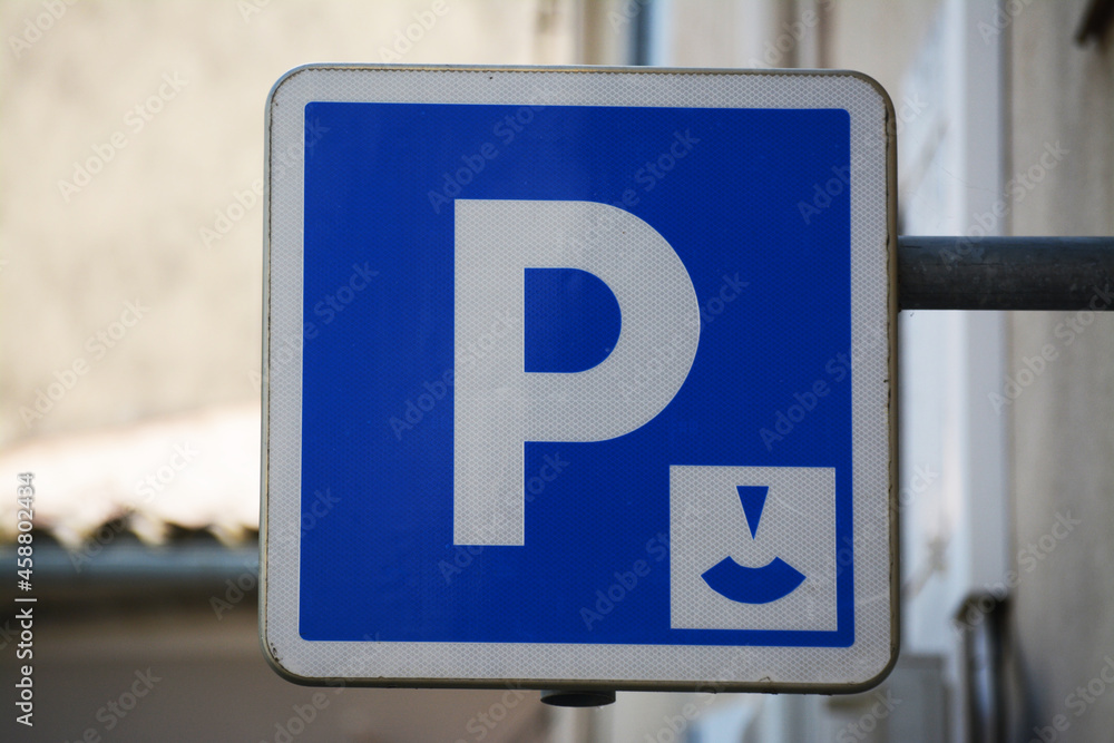 Panneau : place de parking, payant, limité à 1 heure. Horodateur. Panneau : place de parking, payant, limité à 1 heure. Horodateur.