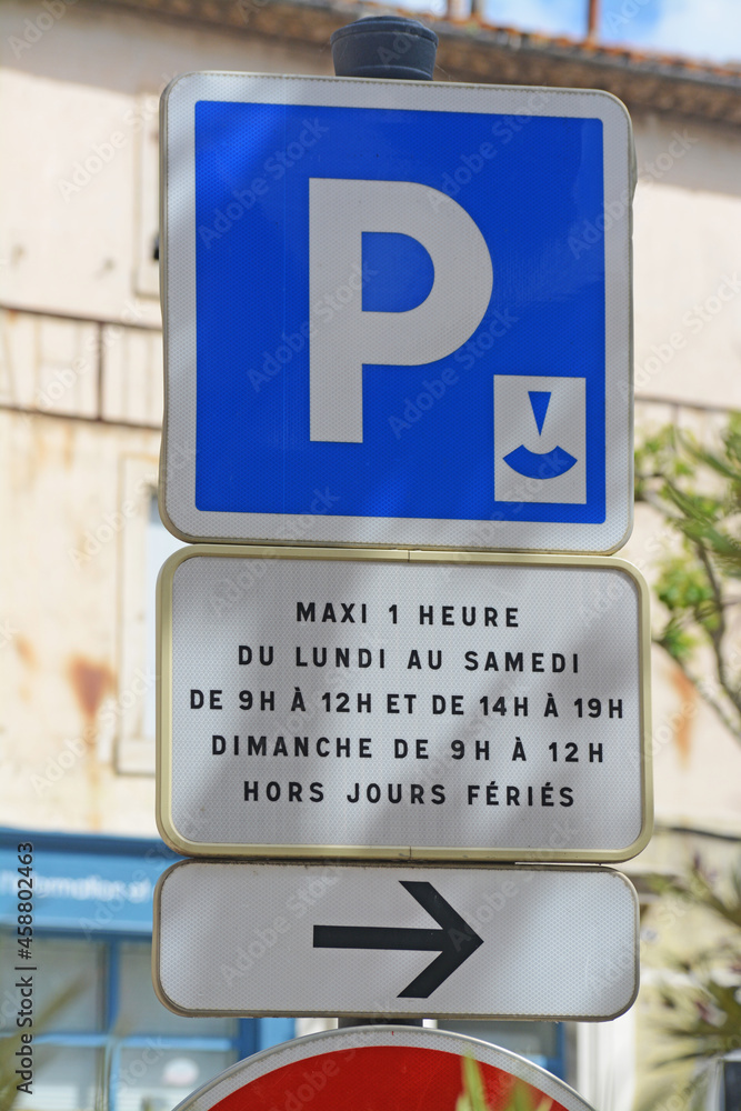Panneau : place de parking, payant, limité à 1 heure. Horodateur. Stock  Photo