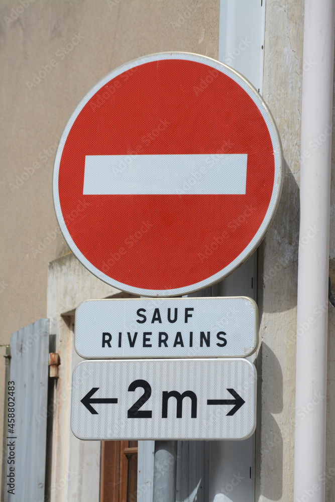 Panneau sens interdit sauf aux riverains. Stock Photo Adobe Stock