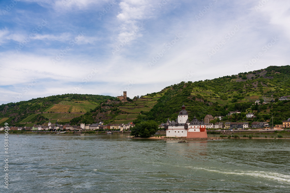 Naklejka premium Panoramic view of the Pfalzgrafenstein Castle in the Rhine near Kaub in Germany.