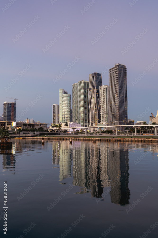 Obraz premium downtown Miami Florida skyline skyscrapers morning sunrise reflections water travel