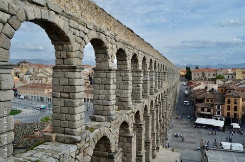Vista lateral del acueducto romano de Segovia 