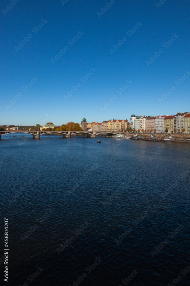La vue sur la rivière Vltava, Moldau, un pont et les bâtiments de Prague.