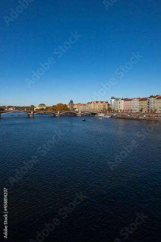 La vue sur la rivière Vltava, Moldau, un pont et les bâtiments de Prague.
