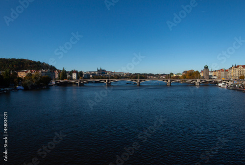 La Vltava, Moldau, se dirige vers le château de Prague. Un pont est au premier plan. Il fait beau, le ciel est bleu sans nuages. © Florent Baudy 