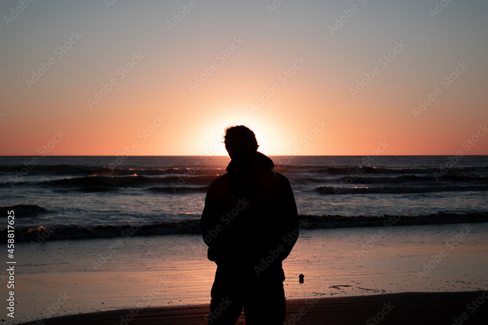 Silueta humana en el amanecer en la playa