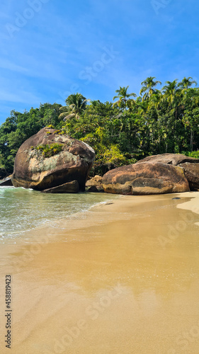 Praia com água cristalina no litoral paulista