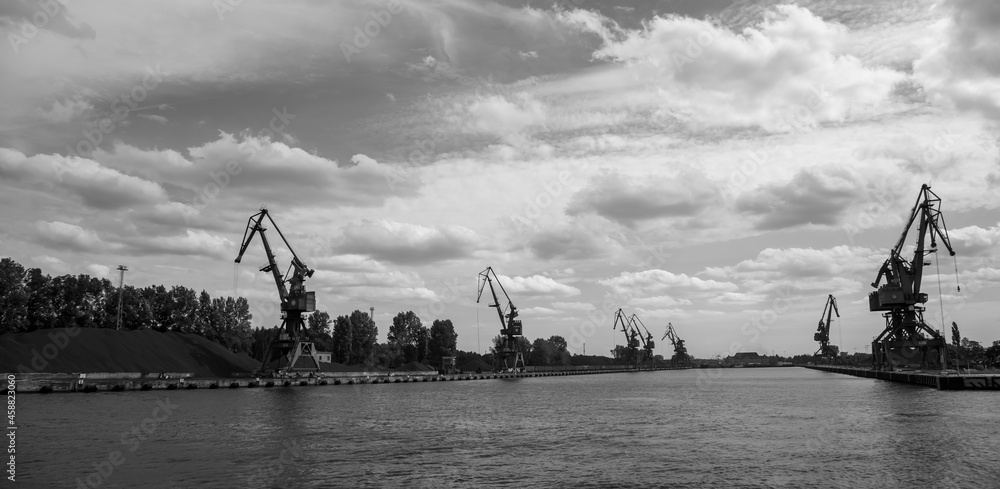 Obraz na płótnie Shipyard cranes in the Gdańsk canal w salonie