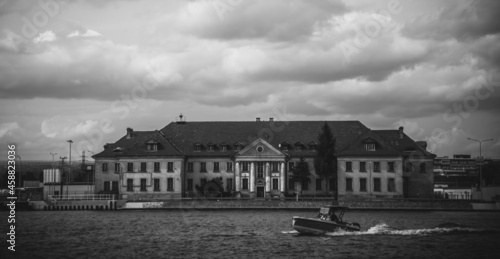 Fototapeta Naklejka Na Ścianę i Meble -  old building on the seafront in Gdańsk