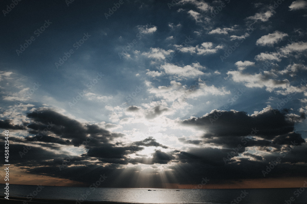 Obraz premium DRAMATIC SUN