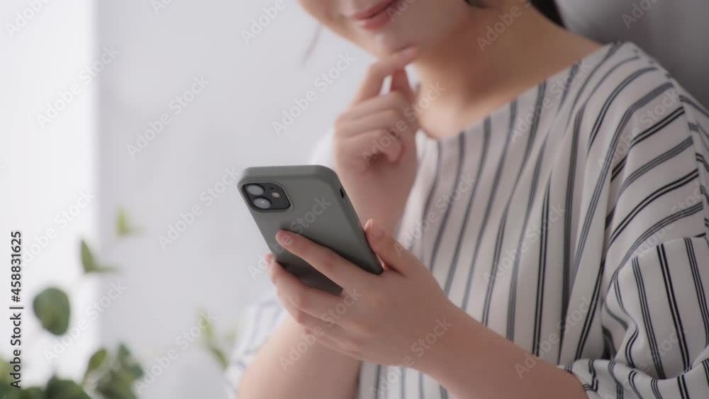 スマートフォン・若い女性 スマートフォン・若い女性