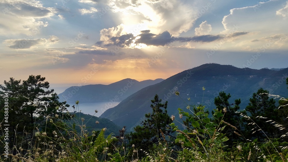 Obraz premium sunset over the mountains in san sebastian del oeste mexico