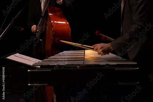 Canvas Print Vibraphonist playing jazz on stage jazz concert