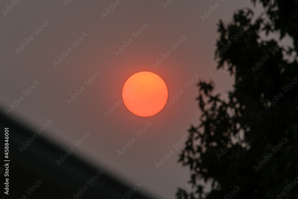 Obraz premium Eerie sunset in Los Angeles, California, caused by the wildfires in Central California, with visible sun spots