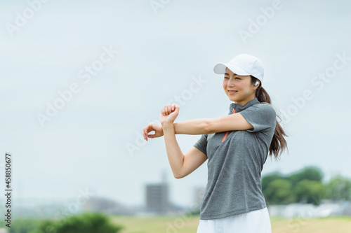 ランニングの準備運動をする女性