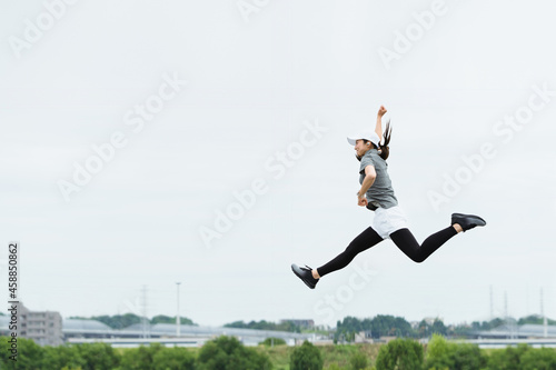 運動する女性のイメージ（上昇・勢い・飛翔）