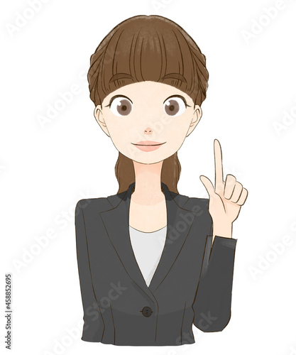 笑顔で説明するスーツを着た女性