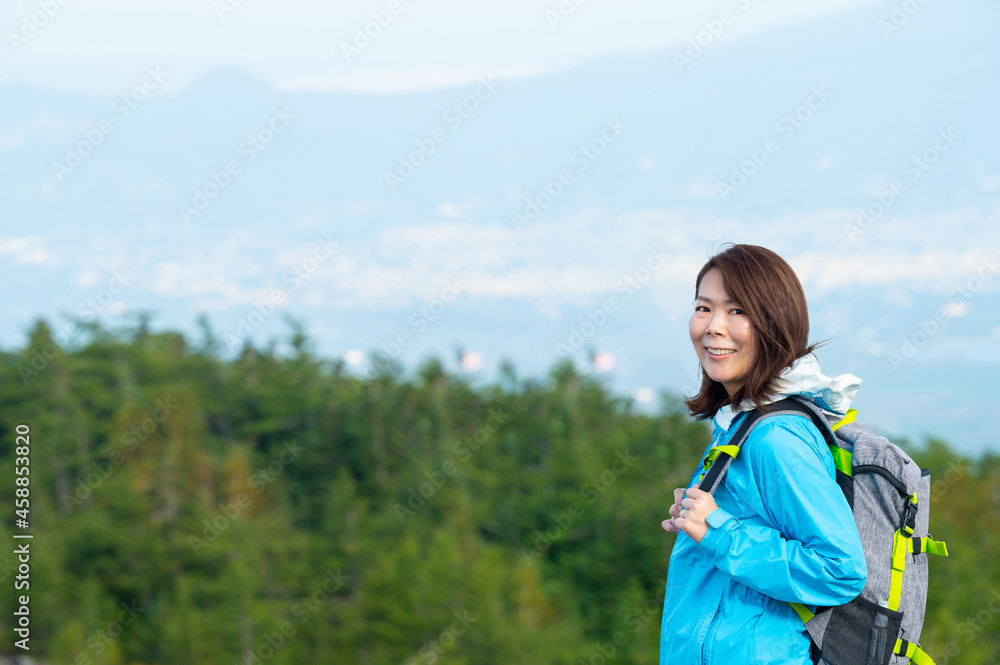 四季を通して使える登山やトレッキングのイメージ 女性 コピースペースあり1 四季を通して使える登山やトレッキングのイメージ 女性 コピースペースあり1