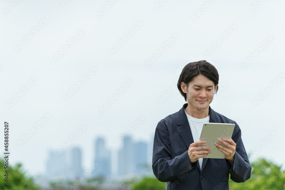 タブレットPCを操作する若い男性 タブレットPCを操作する若い男性