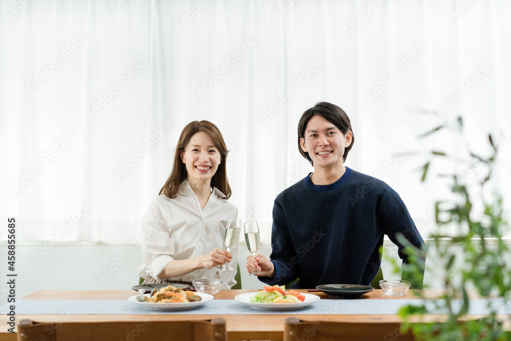 自宅でゆっくり昼食を楽しむ夫婦(ホームパーティ・おうち時間) 自宅でゆっくり昼食を楽しむ夫婦(ホームパーティ・おうち時間)
