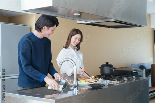 Obraz na płótnie ホームパーティの準備をする夫婦（ちょっと贅沢なおうち時間）