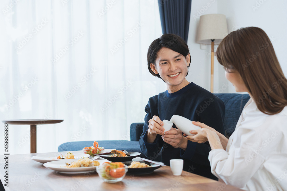 ダイニングでゆっくり食事を楽しむ夫婦