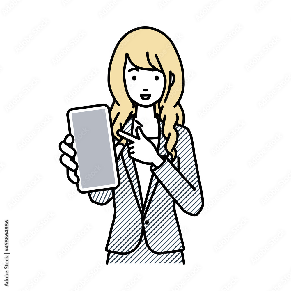立ってスマートフォンを指差してこちらに向けて見せているスーツの女性