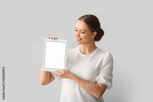 Beautiful young woman holdi...